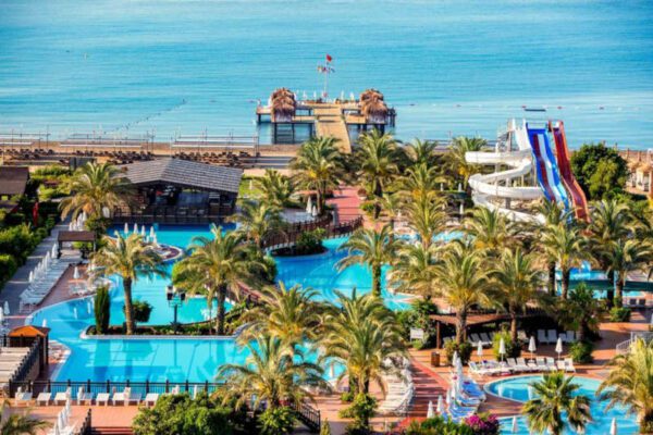 سيارة مع سائق في انطاليا