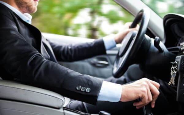 سيارة مع سائق في صبنجة